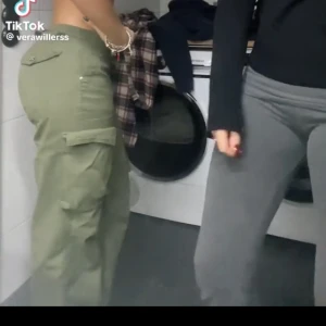 Cargo pants  - Nya, inte riktigt min stil. Sitter Såå snyggt dock 🌟 Storlek 36