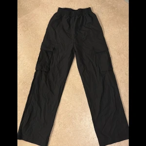 Oanvända cargobyxor - Storlek S, 200kr