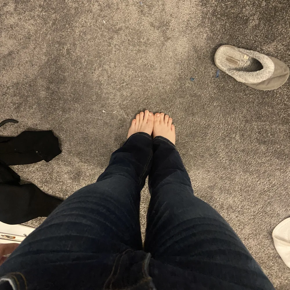 Fina jeans som inte kommer till användning. Säljer för 299 plus frakt, stl 36. Innebenslängd: 70 Midja rakt över: 39. Jeans & Byxor.