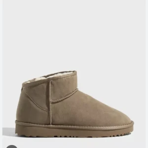 Mini boots Nelly - Mini boots från Nelly, helt oanvända  kvar i förpackning. Köpte i storlek 39 men var försmå och hann aldrig returnera dom. 