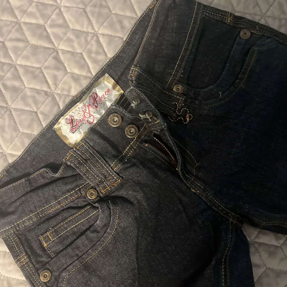 Säljer dessa SUPER SNYGGA Lågmidjade jeans som jag trodde jag skulle använda någon dag men aldrig gjorde det :( de sitter PERFEKT! Och passar de som har lite mer 90’s stilen 😍 pris kan diskuteras . Jeans & Byxor.