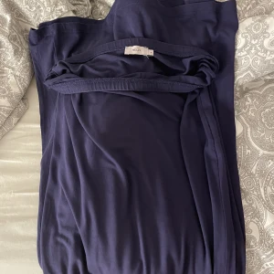 Maxi skirt från Nelly - Knappt använd kjol, endast kanske 2 gånger. Säljer då jag inte använder den. Storlek S men kan passa en M också. Tycker den är väldigt fin o skönt material men den har bara inte kommit till användning!! Priset kan diskuteras!!