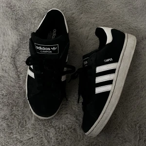 Adidas campus  - Säljer mina adidas orginals campus 2 i storlek 38 skorna är använda 2-4 gånger men inga täcken på användning bortsett från lite smuts, luktar inte. Säljer då jag ganska fort insåg att de inte passade