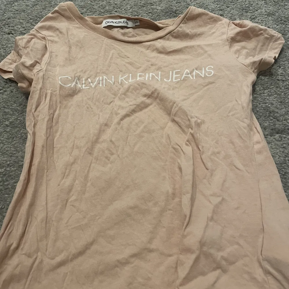 Rosa tröja från Calvin Klein och är väl använd men fortfarande i fint skick, i storlek xs. T-shirts.