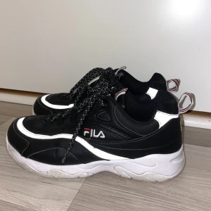 Fila Sneakers - Sneakers från Fila med reflex detaljer Endast använda 5 gånger - bra skick! Ingen innersula dock. Nypris ca 600kr.