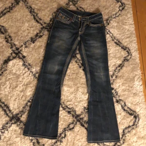 True religion jeans - Intressekoll på dessa supersnygga true religion jeans i modellen joey super t💕💕 kom gärna med prisförslag!💞