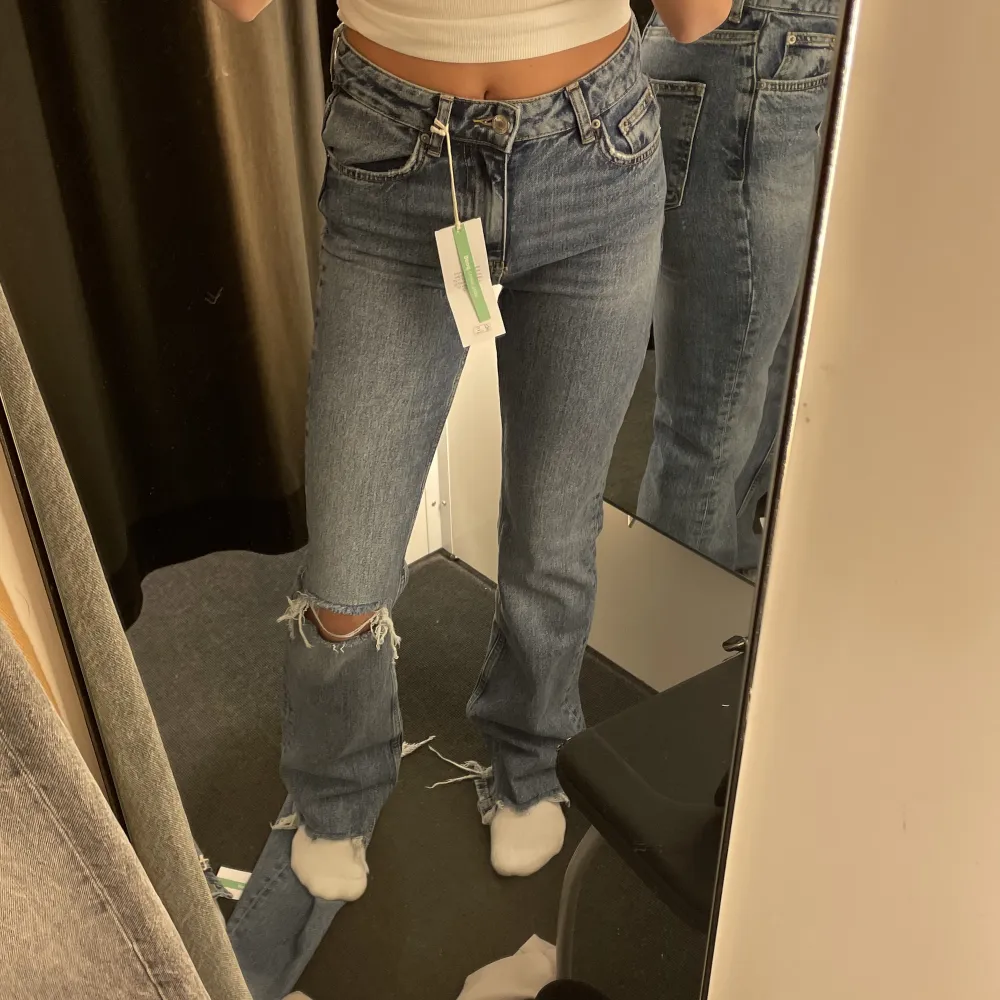 Jeans från Gina tricot som ej längre kommer till användning, knappt andvända och det finns inga skador. Jag är 1,67 och dom är för långa för mig💗💗💓. Jeans & Byxor.