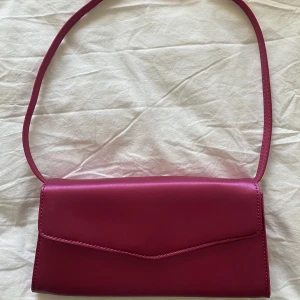 Rosa axelväska från Esprit - Rosa baguetteväska i hård satin. Bra skick. Använd en gång. 