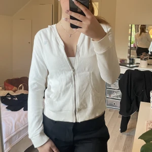 Kofta med luva - Gullig kofta med luva och dragkedja