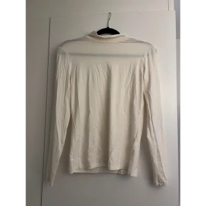 Vit polotröja  - Tunn i tyget 