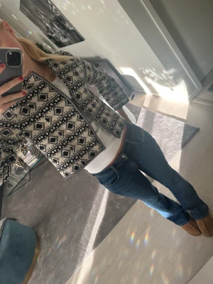 Review kofta/jacka  - Säljer nu denna jättefina kofta/Jacka då den inte kommer till användning längre.