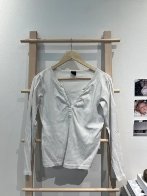 Vit långärmad tröja från ESPRIT! - Supersöt och basic vit tröja från esprit! Skriv för fler bilder!🥰