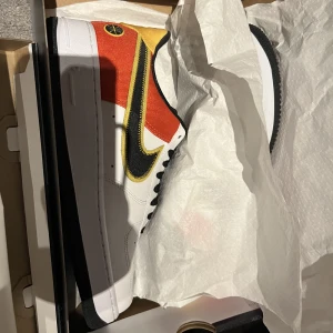 Air force 1 raygun  - Endast använda ett fåtal gånger inomhus, skick 10/10. Storlek 43. Marknadsvärde 3,2k Pris 1,8k