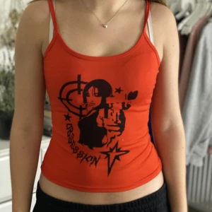 Y2k röd tröja med detaljer - Tight klarrött linne med kattigt print. Aldrig använt eftersom den är lite för liten, säljer vidare!💗