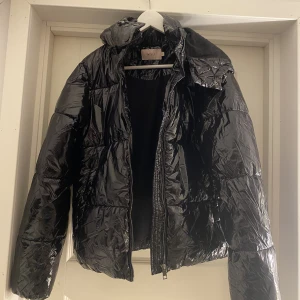 Glansig Vinterjacka  - helt ny oanvänd vinterjacka från Nelly🩷 Storlek S🩷 ångrade mig och skulle skicka tillbaka den men retur lappen är borta🩷 tänkte se om det fanns någon här som var intresserad, kom privat för fler bilder och frågor🩷