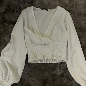 Blus  - En vitt sött blus i storlek XS