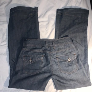 Jeans - Super snygga jeans som tyvärr inte kommer till användning nå mera. Midjan - 36cm innerbenet - 77cm uppvikta som på bilden 