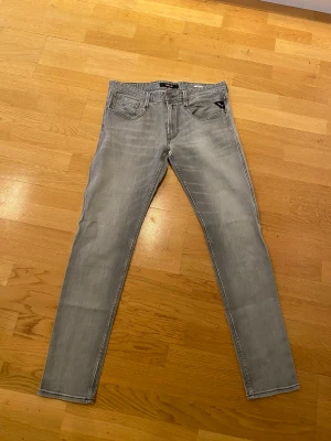 Replay Anbass Jeans - Säljer mina Replay Anbass jeans som är i storlek 33:34. Väldigt bra skick och inga tecken på användning. Nypris ish 2000kr