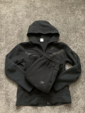 Nike tech fleece tracksuit  - Den är för liten för mig nu och vill sälja de. Pris kan diskuteras 