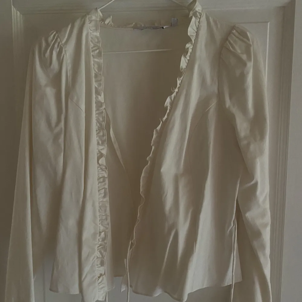 Supersöt vit tröja från & Other Stories, använd en gång i stolek 40 (upplevs som mindre) . Blusar.