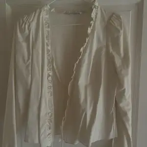 Supersöt vit tröja från & Other Stories, använd en gång i stolek 40 (upplevs som mindre) 