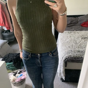 Ribbat linne/tanktop  - Säljer mitt gröna linne, använder inte längre. Snygg passform 💕