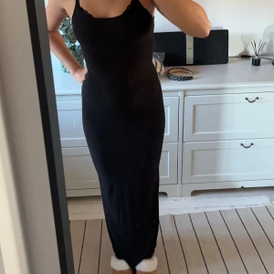 Bohoo klänning - Säljer denna superfina svarta långklänning i storlek m. Den är lång och går ner till ankeln jag är 172cm lång 💕💕