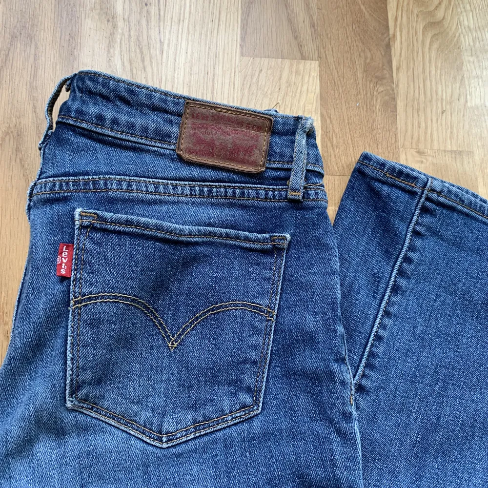 Lågmidjade raka Levis jeans, mycket bra skick.  Midja: ca 81 cm, innerbenslängd: 75 cm. . Jeans & Byxor.