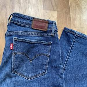 Lågmidjade raka Levis jeans, mycket bra skick.  Midja: ca 81 cm, innerbenslängd: 75 cm. 