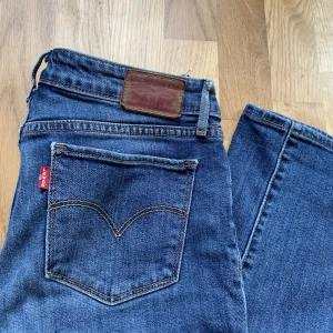 Levis jeans - Lågmidjade raka Levis jeans, mycket bra skick.  Midja: ca 81 cm, innerbenslängd: 75 cm. 