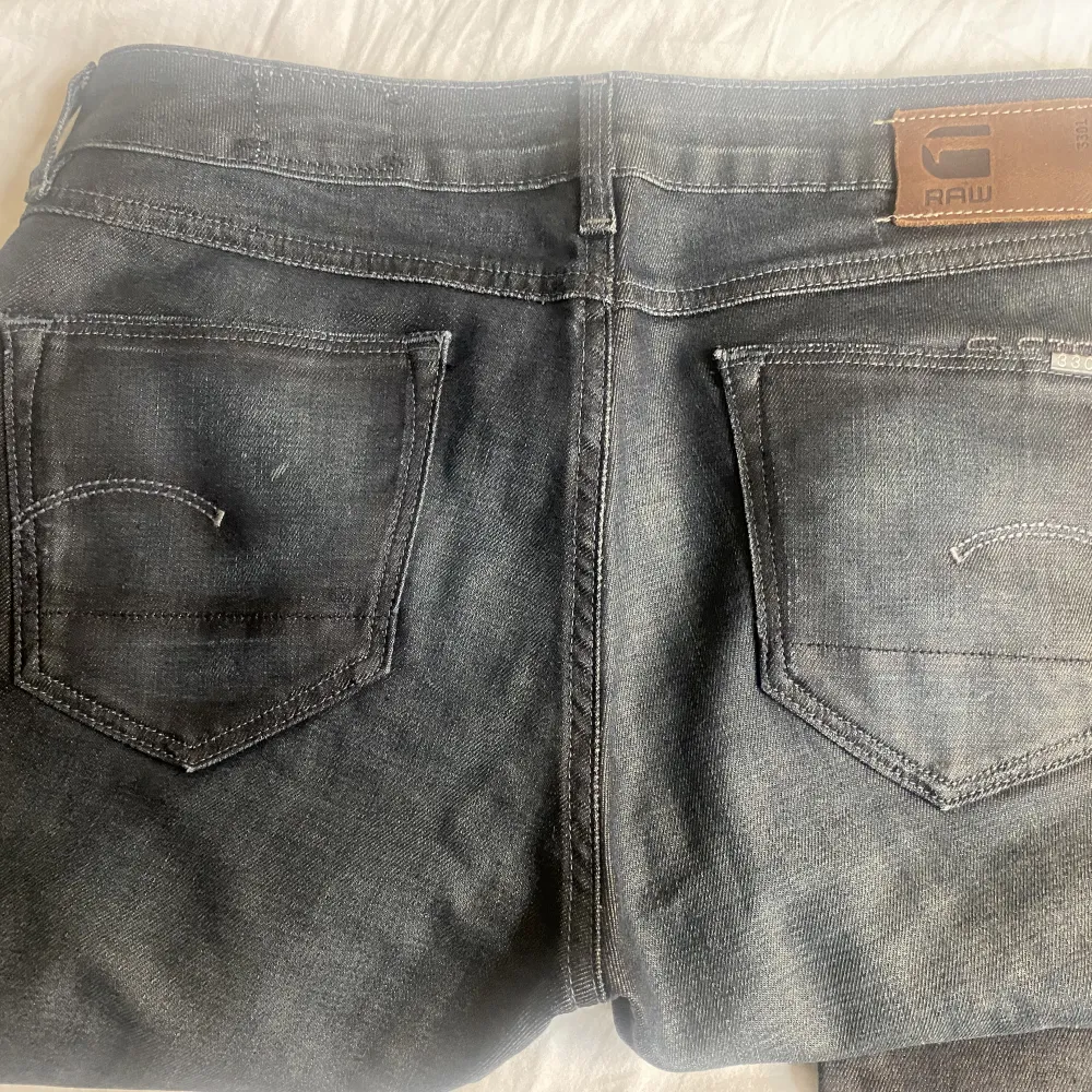 Jätte fina jeans i marinblå/svart färg!! Säljer då de är för stora för mig 💕💕ny pris 800-1500kr (vet inte exakt då de är slutsålda) 💞. Jeans & Byxor.