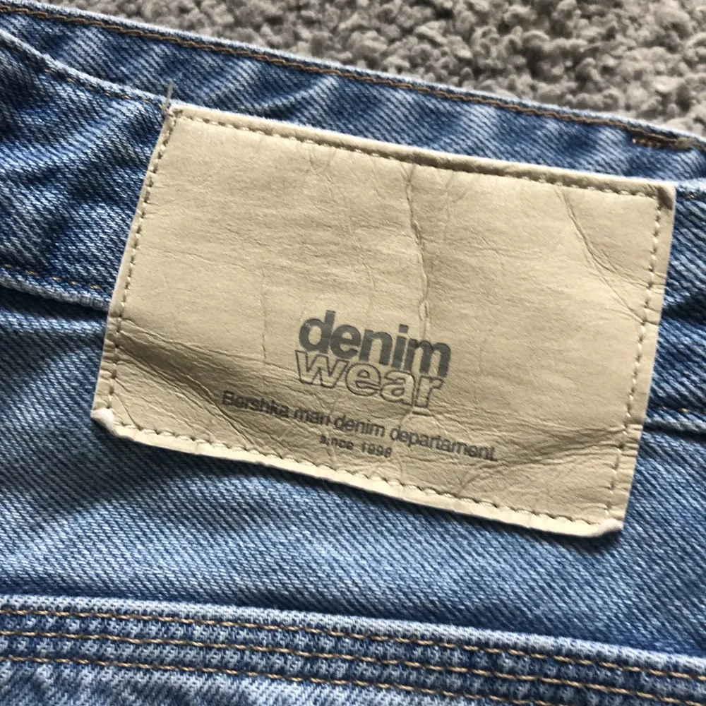 Baggy jeans av märket Bershka, bra skick. Storlek 32/32, 22cm benöppning. Skriv gärna om det finns frågor!. Jeans & Byxor.