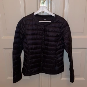Uniqlo jacka - Säljer nu min uniqlo jacka som är använd några gånger men inga defekter eller liknande, den är som ny! Köptes för ungefär ett år sedan. Den är i storlek M men passar mig fint som oftast bär xs/s💗