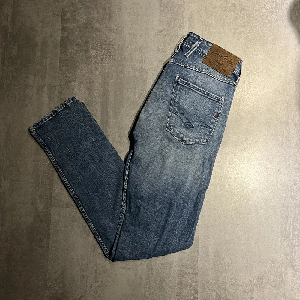 Tja, nu säljer jag mina replay anbass jeans i storleken 29W och 32L. Nypriset på dessa ligger runt 1800. Modellen på bilden är cirka 177 cm. Skicket på jeansen är 9/10. Modell på jeansen är anbass. Har du någon fråga får du gärna höra av dig/ mvh Hugo😁. Jeans & Byxor.