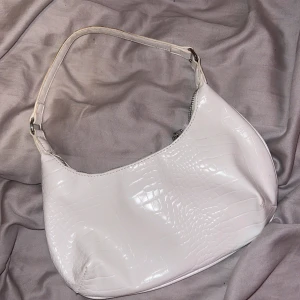 Väska - Vit skinnväska ( inte äkta skinn )från Hm används ca 3 gånger är i bra skick ser ut som ny.