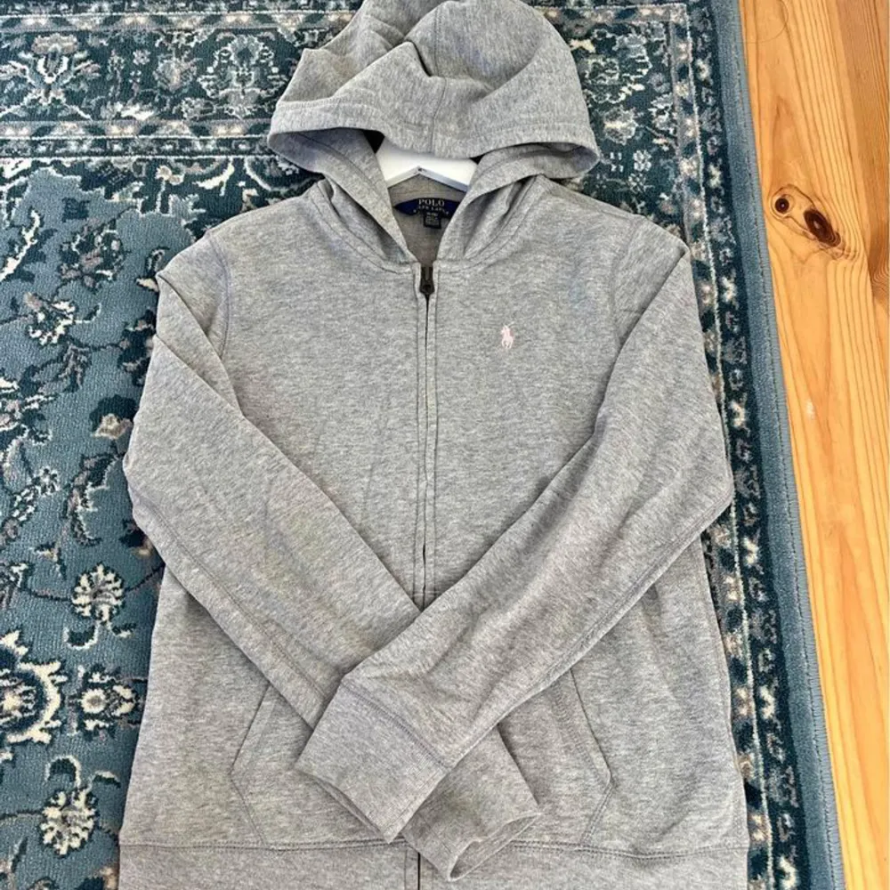 Säljer en snygg Polo Ralph lauren zip hoodie i utmärkt skick, storlek XL (16år), ekvivalent till storlek s. Skriv för frågor eller fler bilder.. Hoodies.