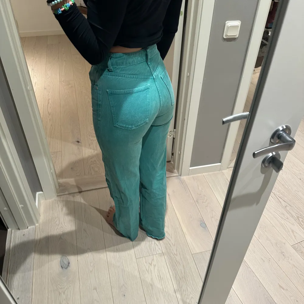 Säljer mina älskade gröna jeans som tyvärr inte passsr längre…  Jag är 170cm lång De är från zara. . Jeans & Byxor.