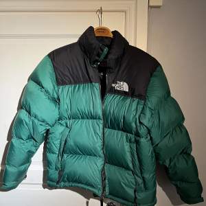 Säljer denna The North Face jacka, väldigt bra skick och riktigt skön på vintern!