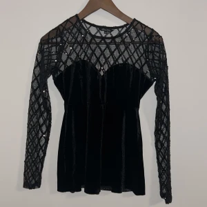 Paljett långärmad topp - Festlig topp med svarta paljetter från Happy Holly, aldrig använd och är i bra skick.