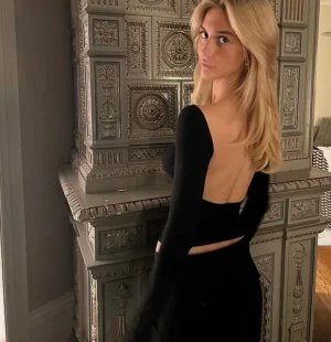 Backless långärmad tröja  - Säljer min super fina tröja från Alobha Label då den inte kommer till användning (lånade bilder från hemsidan). Använd max 2 gånger och är i väldigt bra skick. Nypris 549kr 💕😊