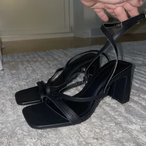 Klackar  - Klackskor köpa på Bershka i somras som skulle vara till ett bröllop, men blev aldrig använda. Perfekta om man vill piffa upp en outfit lite på halloween🎃👻