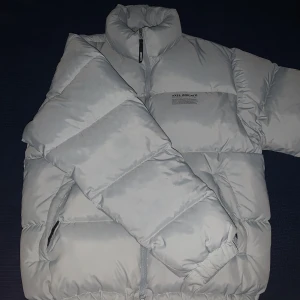 Axel Arigato vinterjacka - Bekväm och varm Vinterjacka. Köpt 2021 för 4200kr, jättebra skick. Priset  kan diskuteras! Skriv gärna om du har några frågor!:)