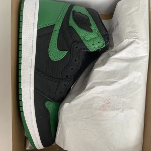 Jordan 1 High OG ”Pine Green” - Säljer dessa pine Green 1s (nyskick) köpta från sns. Kostar ca 2500-3000 på de flesta ställen. Skriv för intresse eller övriga frågor! Kom gärna med prisförslag