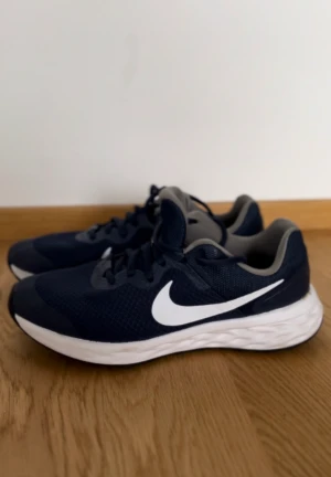 Nike jympaskor - Ett par jympaskor från nike. Anledningen till att jag säljer de är för att de har börjat bli för små. De är i mörkblå och är i storlek 38. Jag tvättar även såklar de innan de skickas iväg. De är använda men är nästan helt nya. Fick de ungefär i mars.