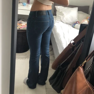 Lågmidjade jeans - Lågmidjade flare jeans från tiger of Sweden. Innerbenlängd: 83cm. Säljer för 599+frakt