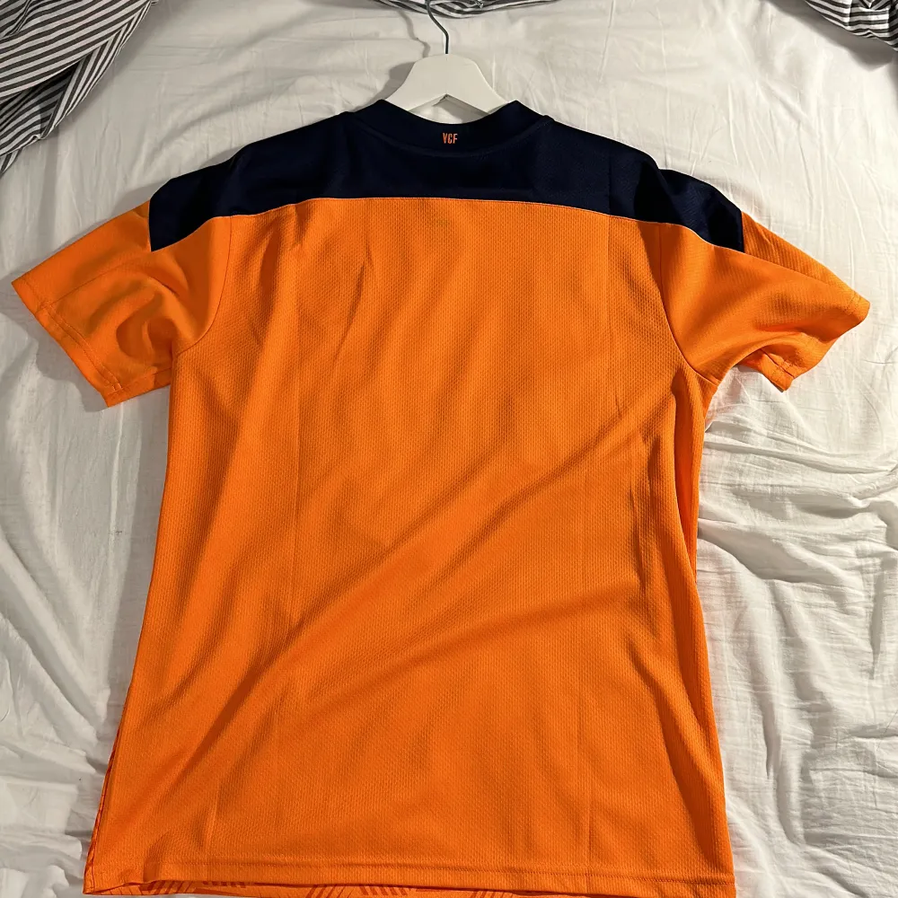 Säljer nu min Valencia tröja i mycket fint skick, bortatröja 20/21. T-shirts.