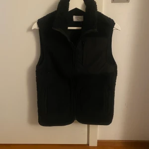 Teddy vest - Fin Teddy vest som är slutsåld överallt! Str är 158/164 (S) och är i färgen svart!🖤