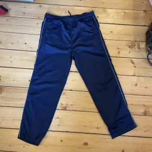 Blåa sport/mjukisbyxor. Vintage, omhändertagna. 100% polyester