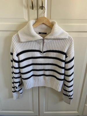Randig zip tröja GinaTricot  - Säljer min randiga zip tröja från GinaTricot! Bra skick, storlek M. Mitt pris: 100kr! Skriv om du har någon fråga eller vill ha fler bilder! 💓