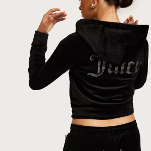 Juicy Couture kofta - Juicy Couture kofta svart i stl xxs knappt använd då jag råkade köpa fel stl och märkte det i efterhand när jag använt den några gånger då den satt tajt. Köpt på Nelly.com  Ordpris: 1199:- Säljer för 300🩷